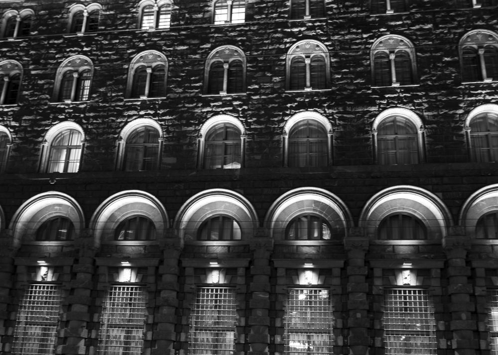 Ритм из окон дома.