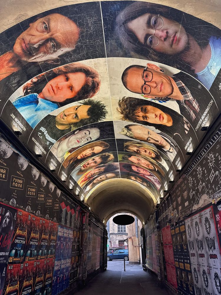 Арка во двор дома 47 на Лиговском проспекте в Санкт-Петербурге