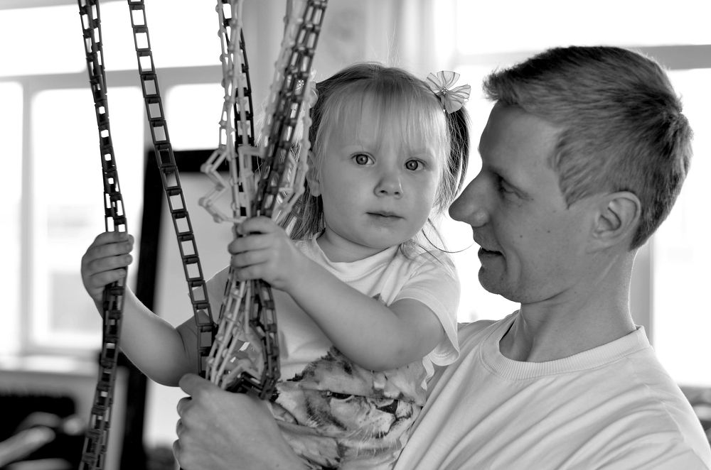 В папиных крепких руках.