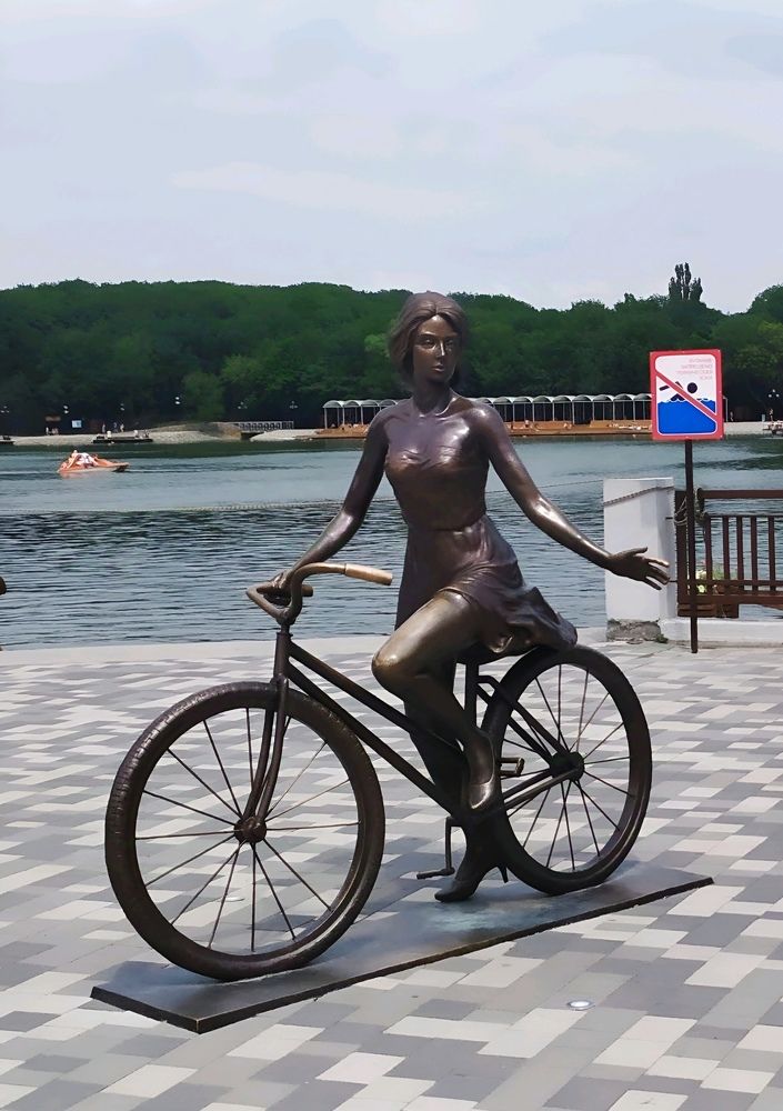Памятник велосипедистке