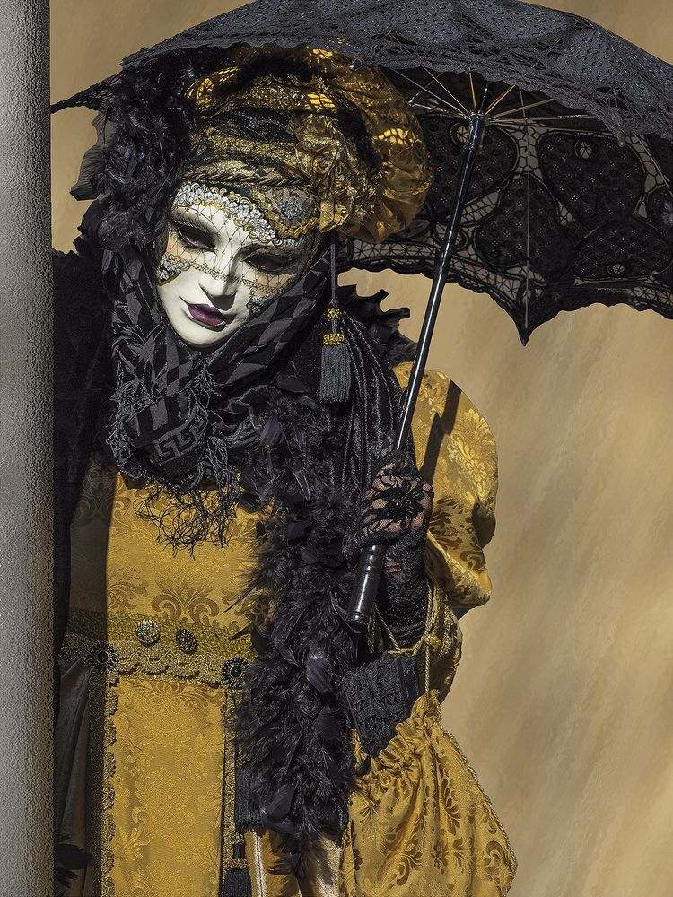 Дама с черным зонтом. Венеция