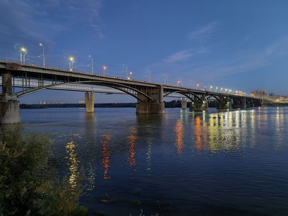 Блики фонарей в реке