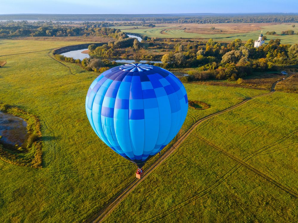 Над большим воздушным шаром
