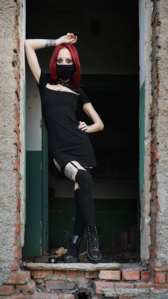 Девушка в маске