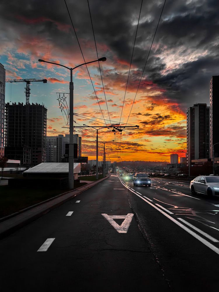 нереальный закат над городом