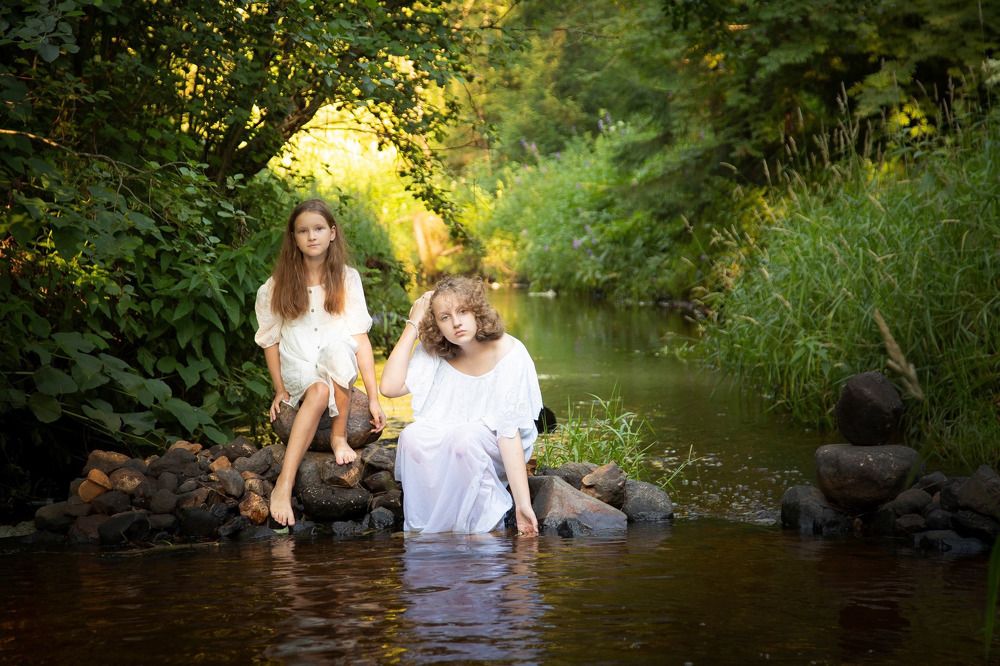 В тени густого леса.