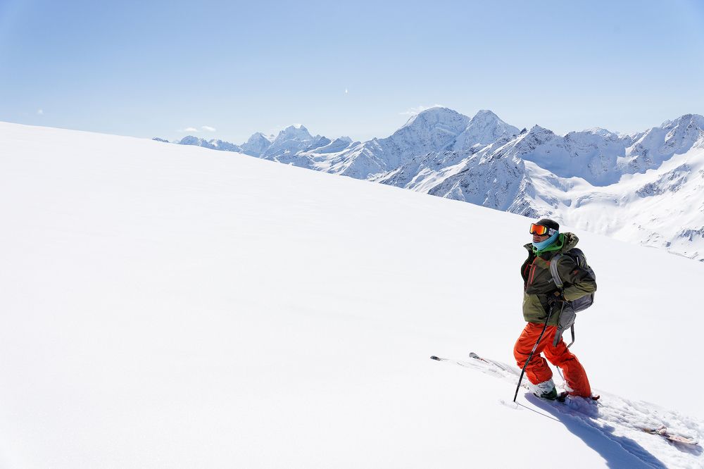 На фоне гор