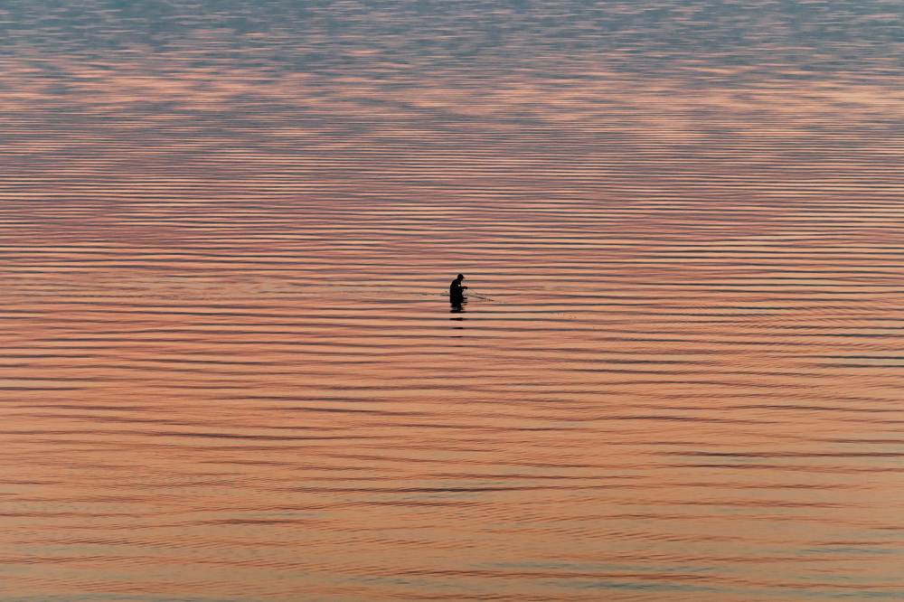 Одинокий рыбак