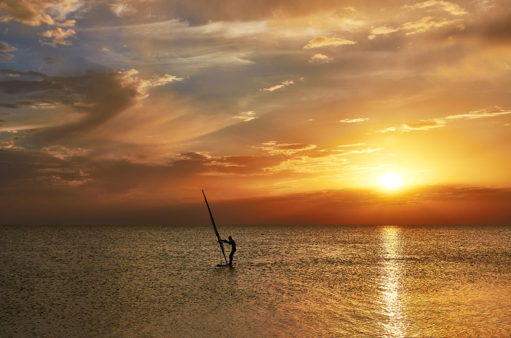 Виндсёрфинг на закате