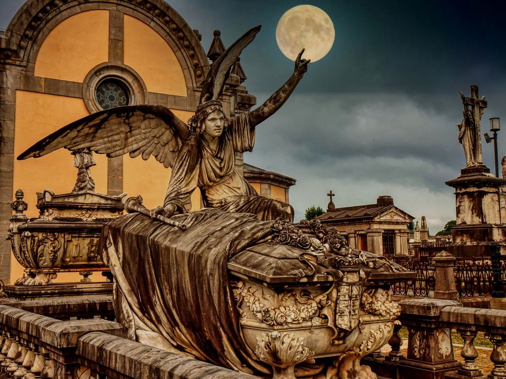 Avilés - cementiri La Carriona (nit i lluna) - Astúries