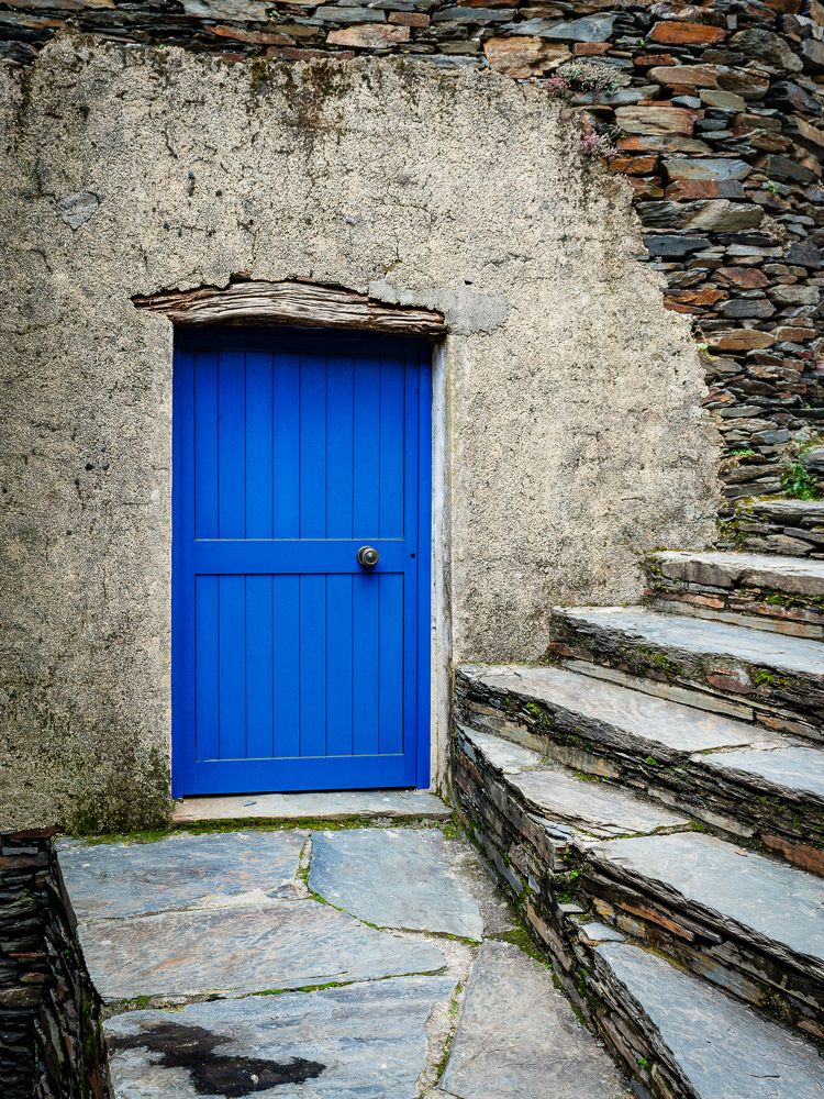 Это синяя, синяя дверь