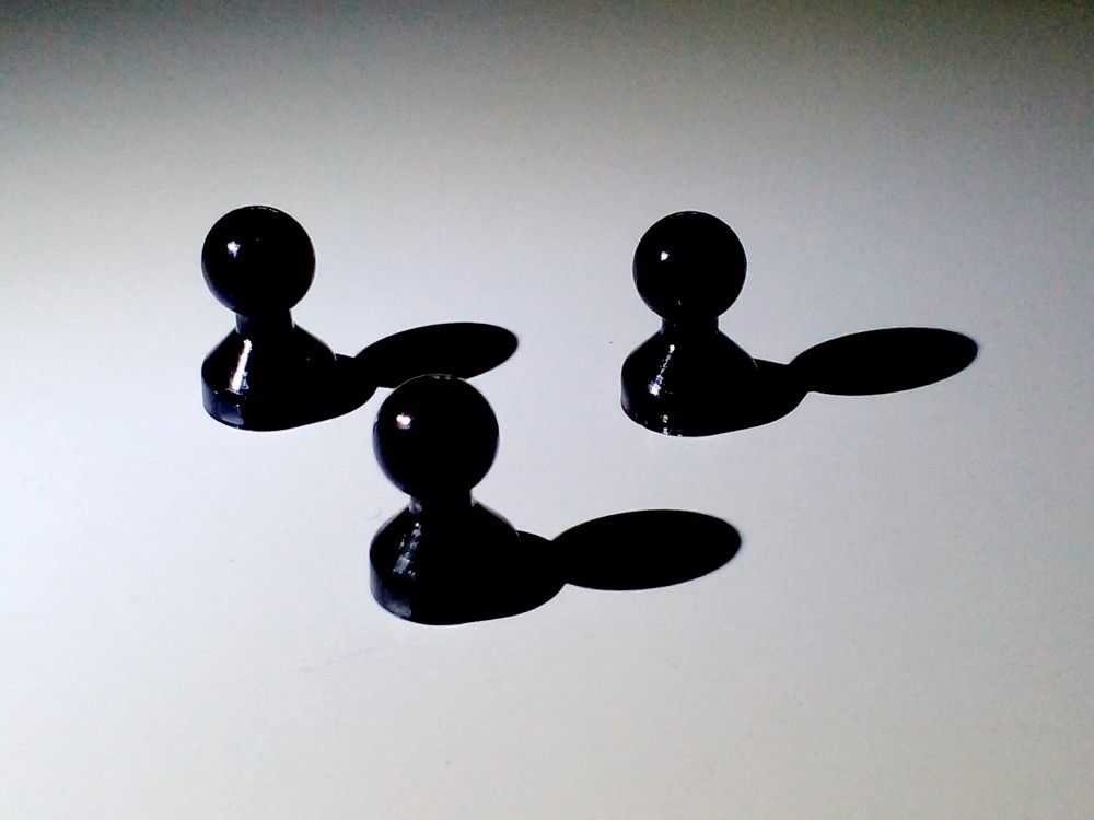 Три магнитные пешки.