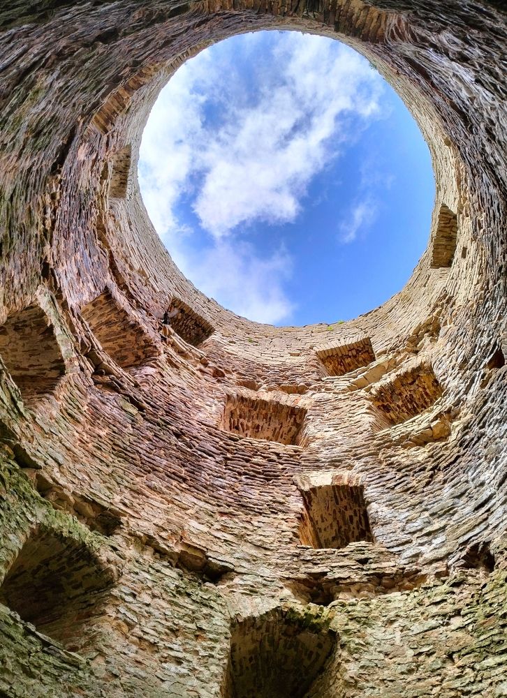 Древняя крепость Изборск у Пскова