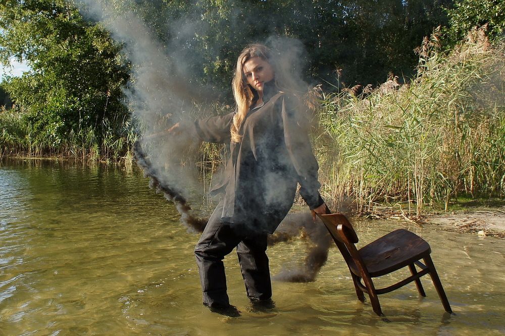 Девушка в черном