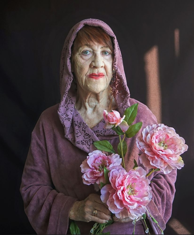 Дама с пионами