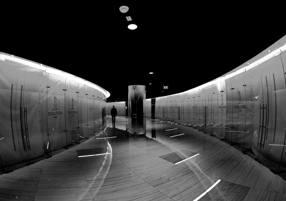 По коридору