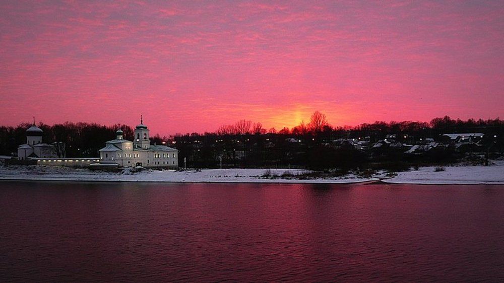 Закат горел торжественно-тревожно...