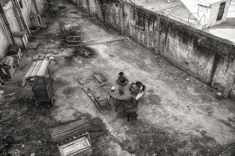 А у нас во дворе... в домино играют все