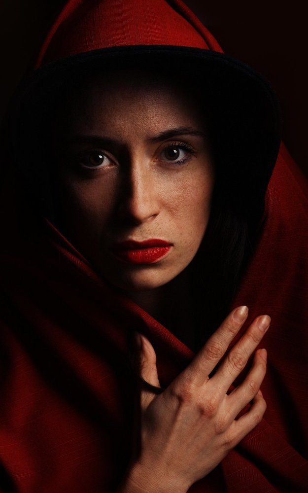 Женщина в красном