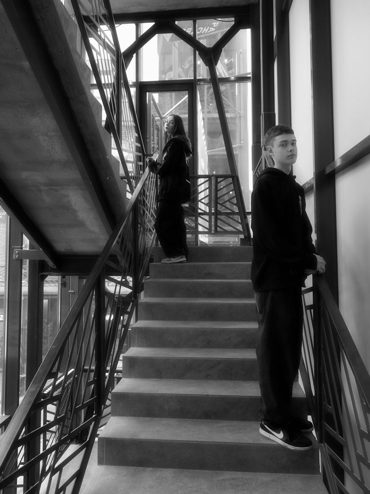 Ты такая несовременная рядом со мной (You're so out of date next to me.)