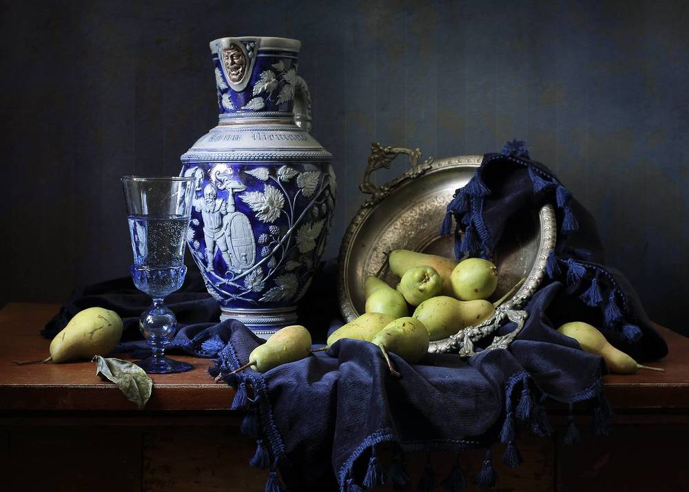 Натюрморт с кувшином и грушами.