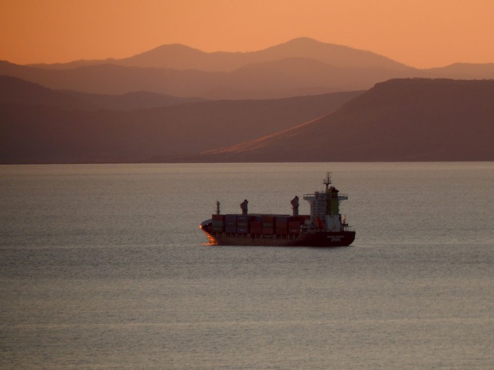 Контейнеровоз. Закат.