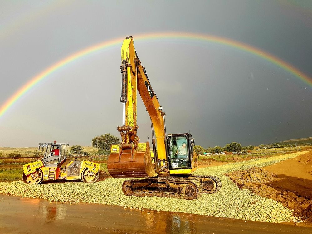 По окружности.