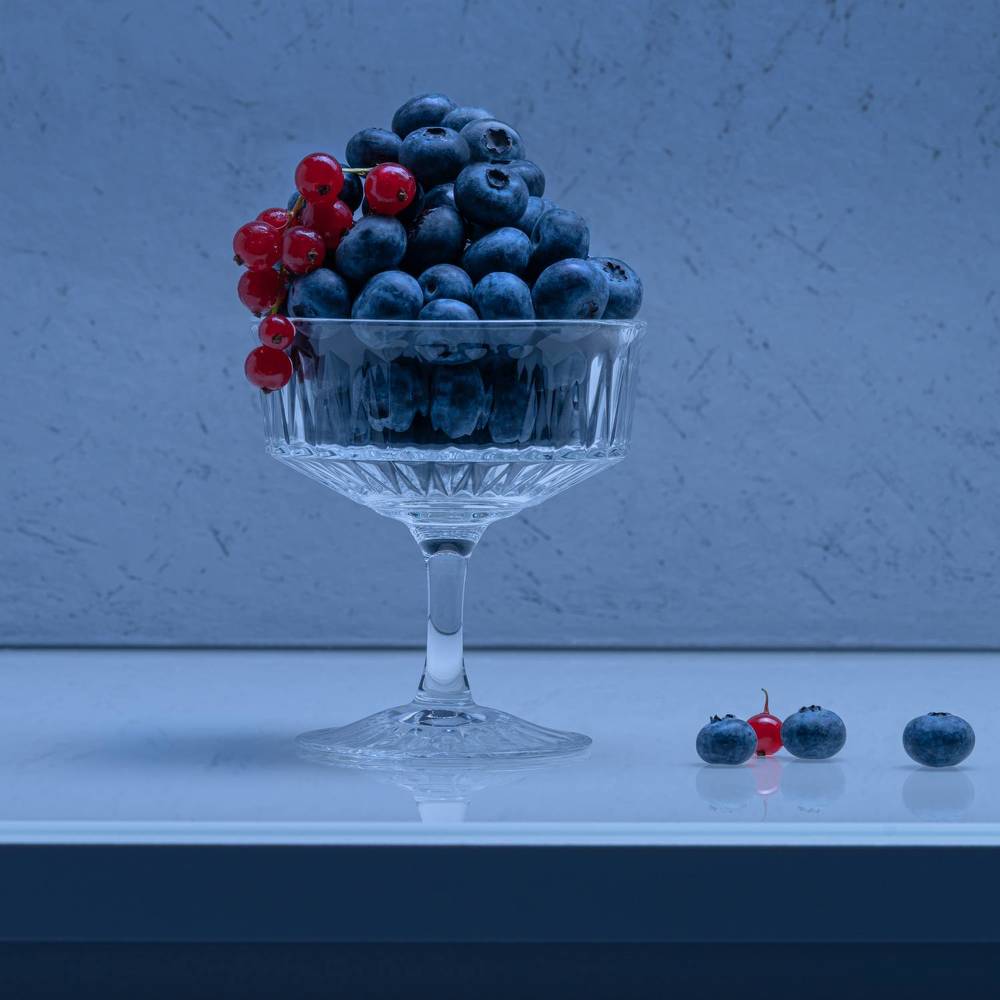 Натюрморт с красной смородиной