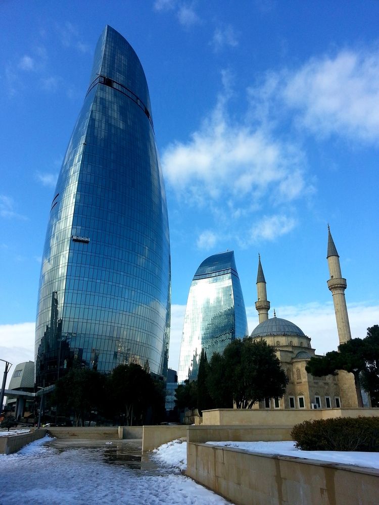 Башни огня и мечеть.