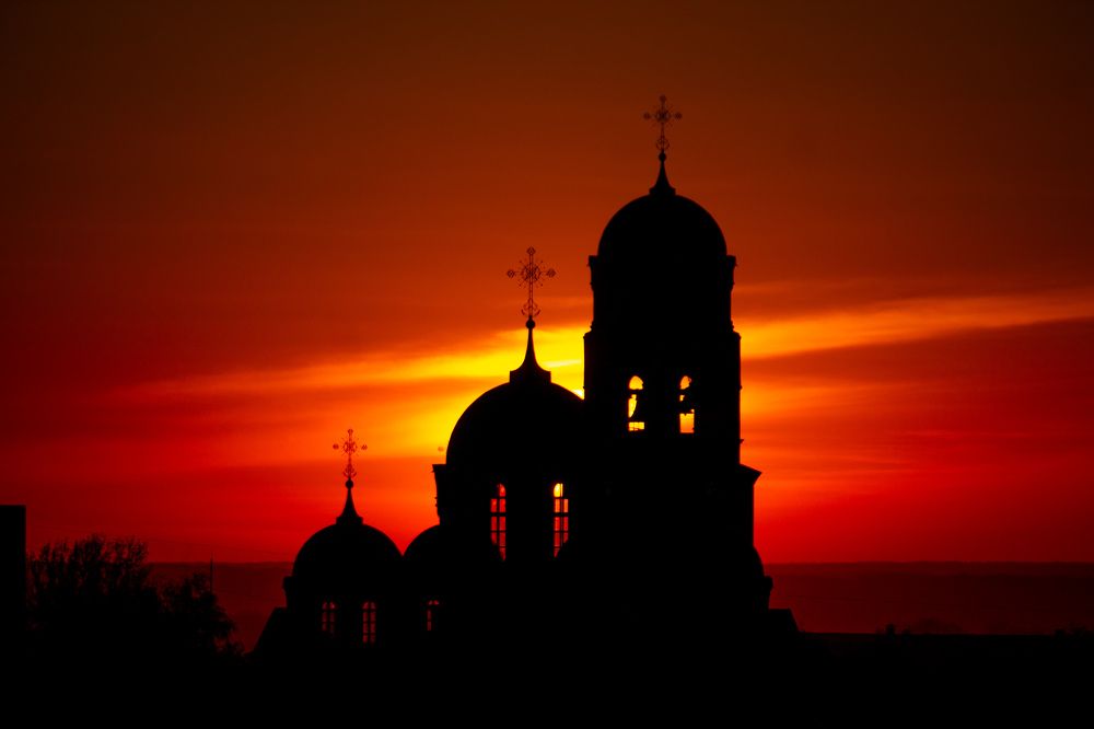 Закат над городом пылает
