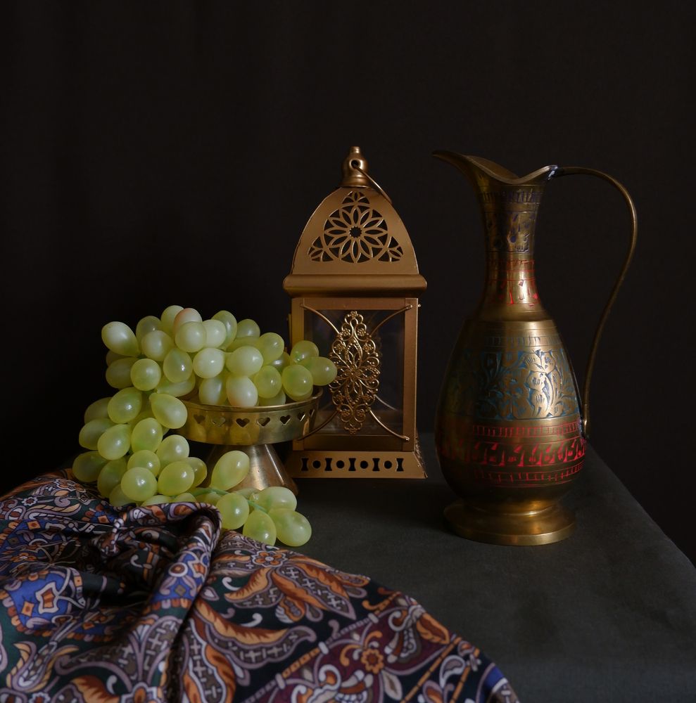 Натюрморт с зелёным виноградом.