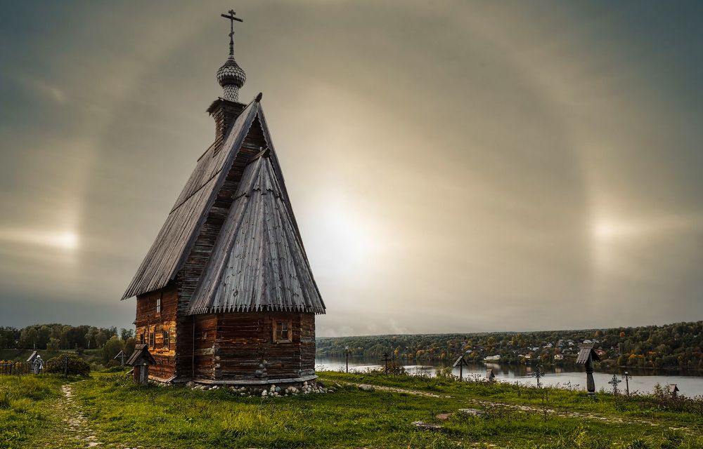 Плёс.Гало над церковью Левитана .
