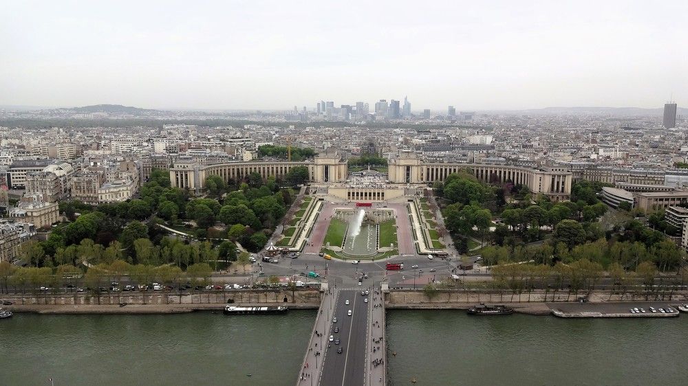 Панорама на мост д’Иена с короной комплекса Трокадеро и высотками Дефанса на заднем плане