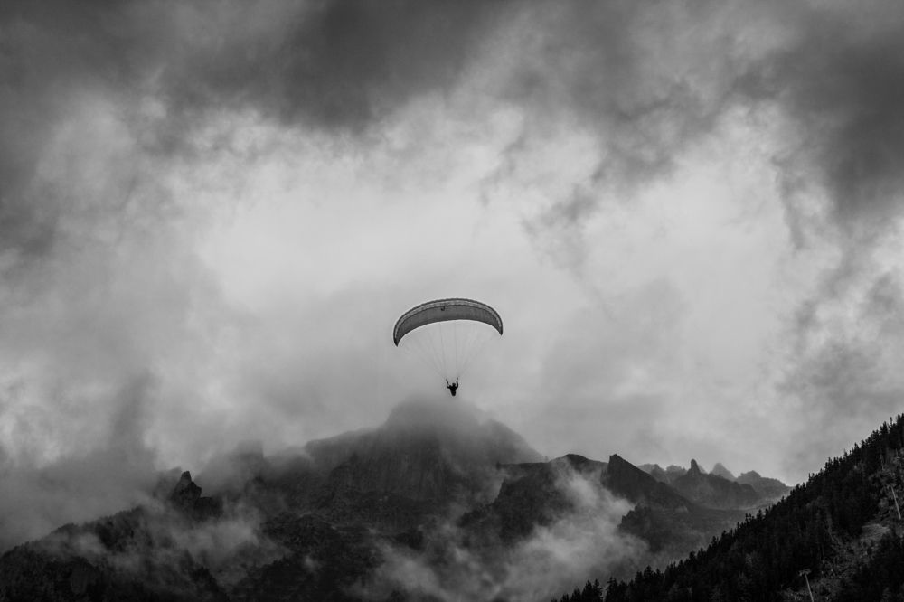 Brave flight over Mont Blanc...