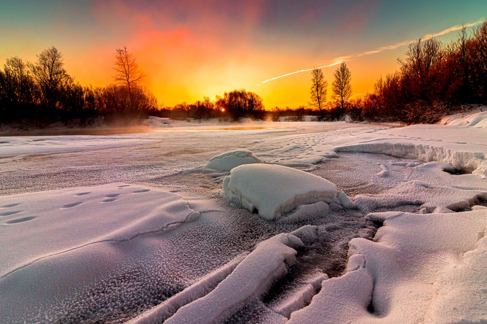 Зимний рассвет на реке.