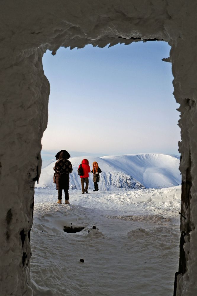 Вид Хибин из проёма.