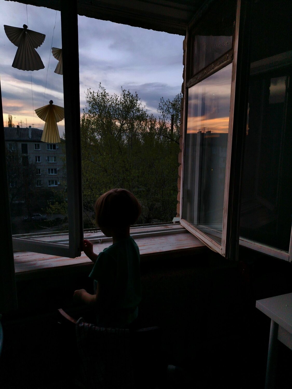 У окна