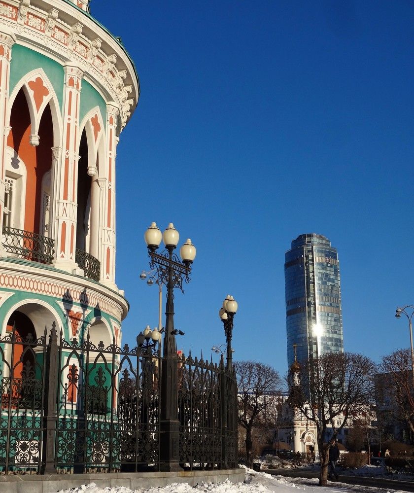 Архитектурный памятник дом Севастьянова и современный небоскрёб "Высоцкий" в Екатеринбурге