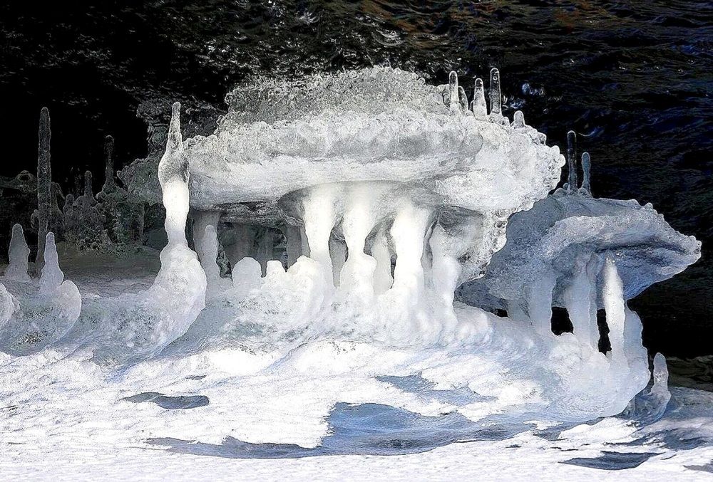 Подлёдный замок зимы.