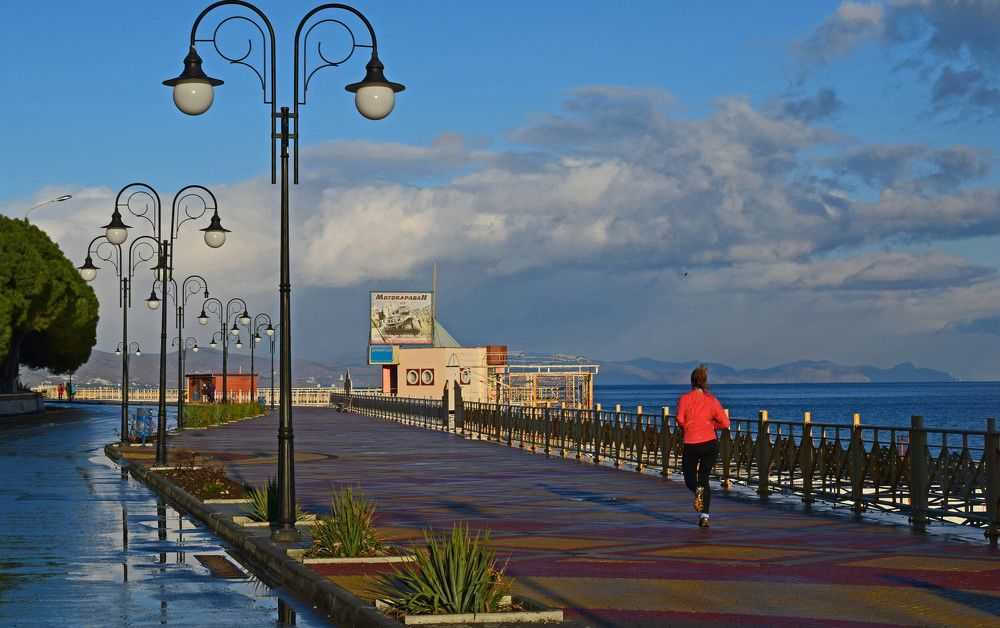 По набережной