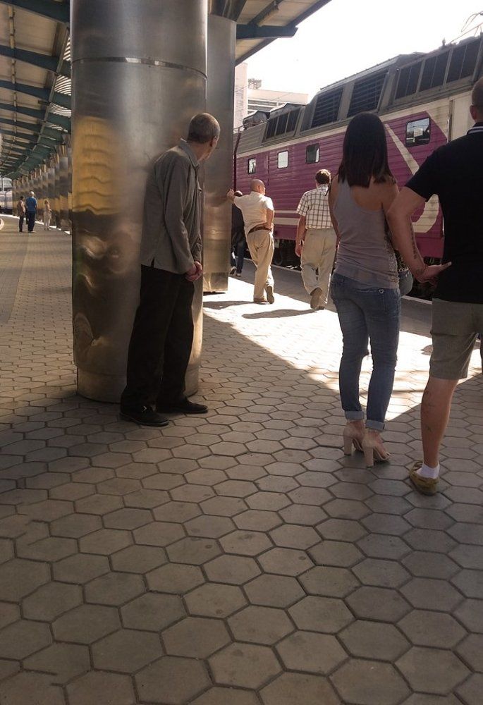 Подсматривает