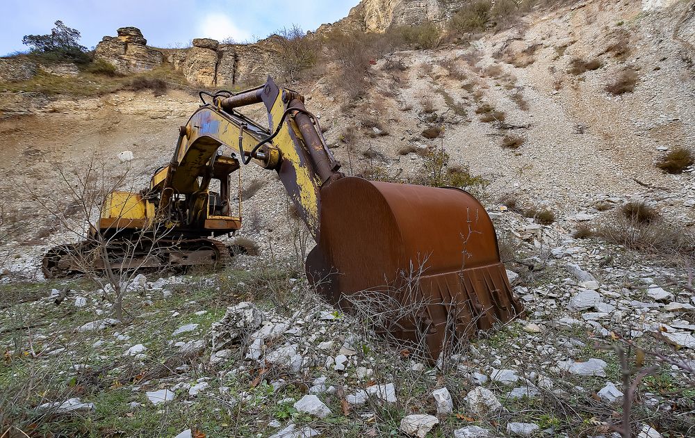 Человек разрушает горы