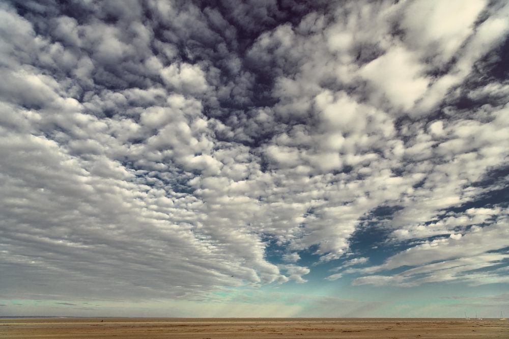 Синее небо, а в нём облака