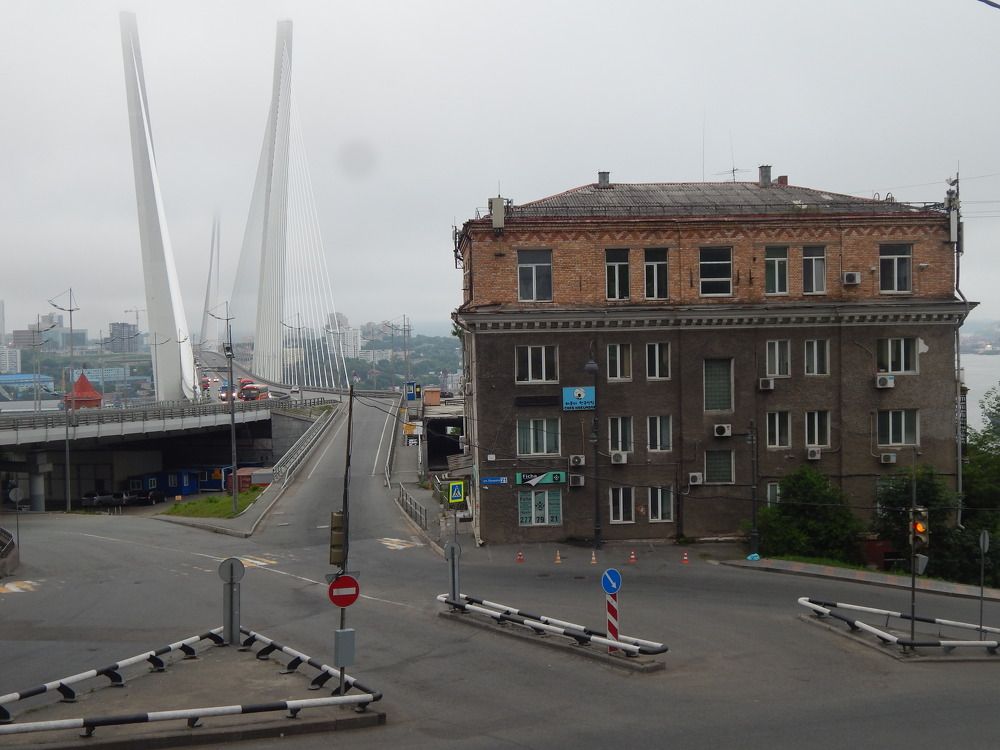 Под мост или на мост.