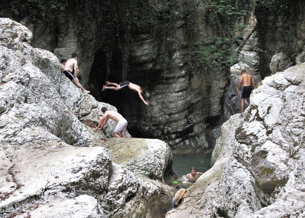 Полет в каньене на реке Агура в Сочии