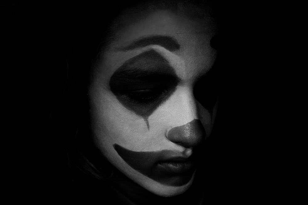 Люди презирают клоунов, люди не любят зеркал (Андре Суарес).