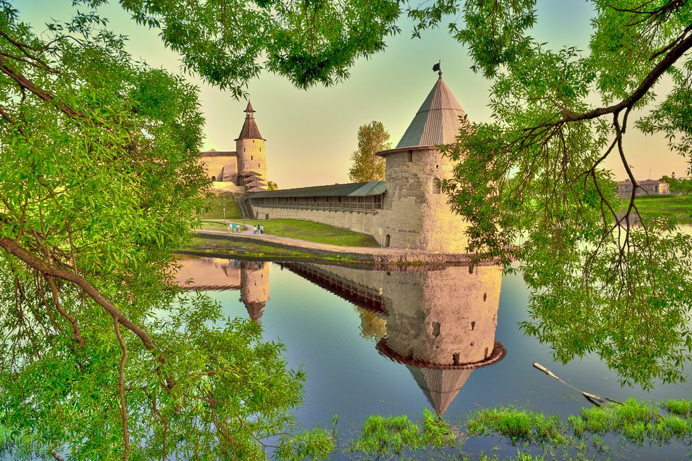 Вечер на набережной у Крома