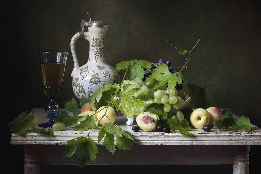Натюрморт с виноградом и персиками.