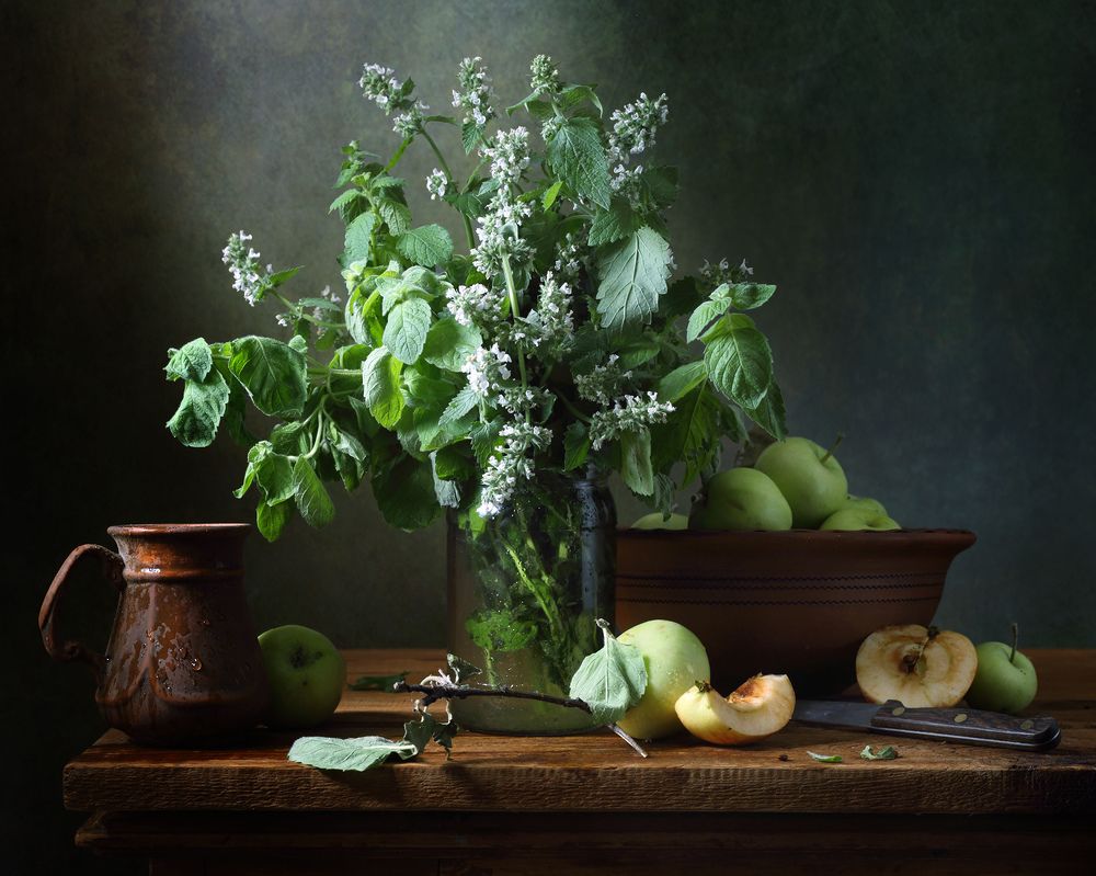 Деревенский натюрморт с зелеными яблоками
