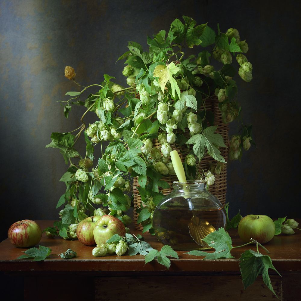 Зеленый хмель и яблоки.